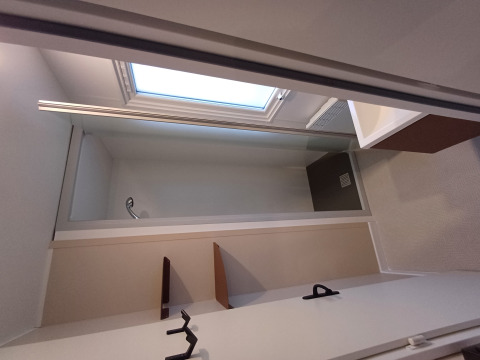 Foto di un bagno moderno in un cottage al Camping Floreal La Roche-en-Ardenne, Belgio.