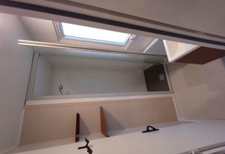 Foto di un bagno moderno in un cottage al Camping Floreal La Roche-en-Ardenne, Belgio.