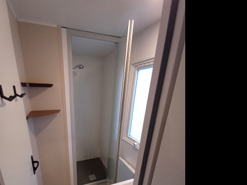 Foto van een moderne badkamer in een cottage op Camping Floreal La Roche-en-Ardenne, België.