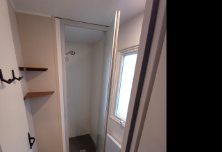 Foto van een moderne badkamer in een cottage op Camping Floreal La Roche-en-Ardenne, België.