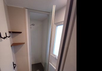 Foto eines modernen Badezimmers in einer Hütte im Camping Floreal La Roche-en-Ardenne, Belgien.