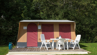 Safari-Zelt Comforttent auf dem Campingplatz Floreal La Roche-en-Ardenne in Belgien mit Gartenmöbeln.