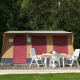 Tenda safari Comforttent al Camping Floreal La Roche-en-Ardenne in Belgio con mobili da giardino bianchi.