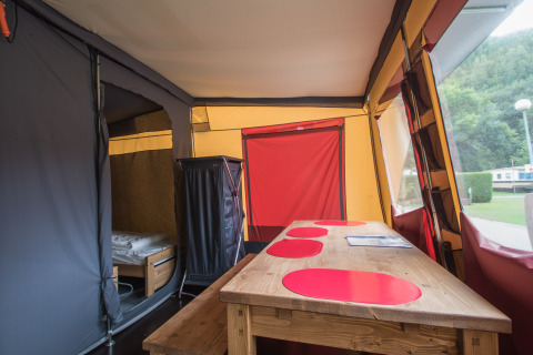 Interno di una tenda safari Comforttent con tavolo da pranzo al Camping Floreal La Roche-en-Ardenne, Belgio.