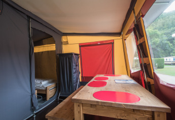 Innenansicht eines Safarizelts Comforttent mit Esstisch auf Camping Floreal La Roche-en-Ardenne, Belgien.