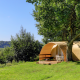 Tenda safari Coco Sweet al Camping La Colline in Belgio, circondata da alberi e prato verde lussureggiante.