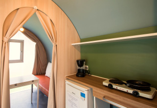 Interieur van de Coco Sweet safaritent op Camping La Colline in België met keukentje en zithoek.