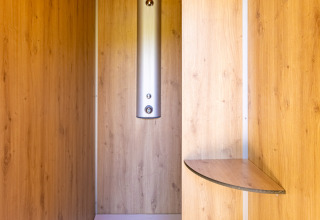 Cabina doccia rivestita in legno con doccia moderna al Camping Des Randonneurs, Occitania, Francia.
