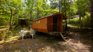 Photo d’une roulotte Gipsy sans salle de bain privée au Camping Des Randonneurs, en pleine forêt.