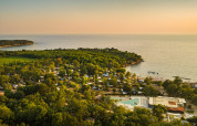 Luchtfoto van Aminess Planet Camping Maravea Resort in Istrië, Kroatië, omgeven door bomen en kustlijn.