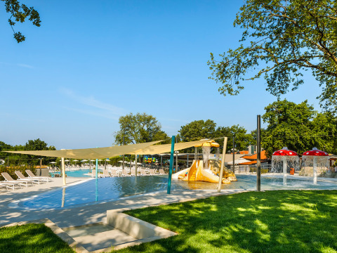 Espace piscine ludique pour enfants avec toboggans au Aminess Planet Camping Maravea Resort en Istrie, Croatie.