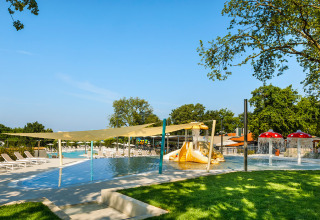 Area piscina per famiglie con scivoli e giochi d'acqua ad Aminess Planet Camping Maravea Resort, Istria, Croazia.