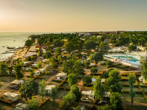 Vista aerea di Aminess Planet Camping Maravea Resort in Istria, Croazia, con spiaggia, piscine e camper.