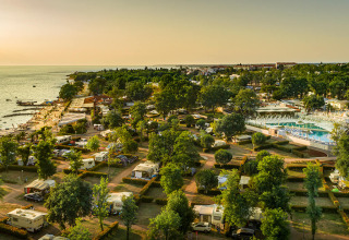 Vue aérienne du Aminess Planet Camping Maravea Resort en Istrie, Croatie, avec plage, piscines et caravanes.