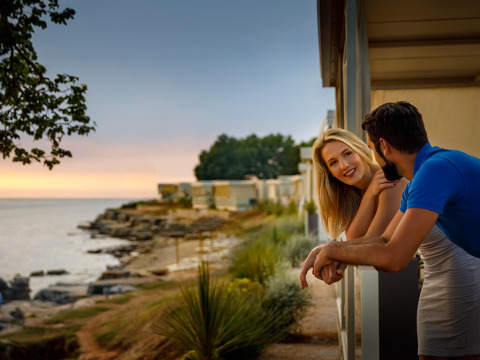 Coppia che gode della vista mare dal balcone ad Aminess Planet Camping Maravea Resort in Istria, Croazia.