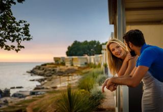 Coppia che gode della vista mare dal balcone ad Aminess Planet Camping Maravea Resort in Istria, Croazia.