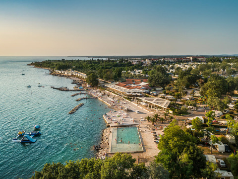 Vue aérienne de l’Aminess Maravea Camping Resort en Istrie, Croatie, avec plage, piscine et zone de loisirs.