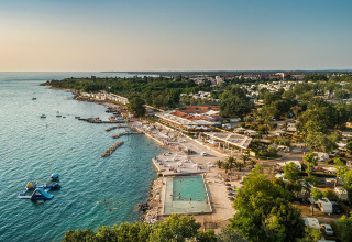 Vue aérienne de l’Aminess Maravea Camping Resort en Istrie, Croatie, avec plage, piscine et zone de loisirs.