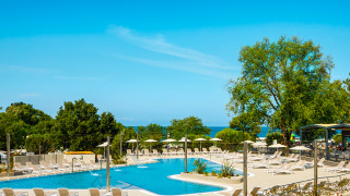 Zwembad met ligstoelen bij Aminess Planet Camping Maravea Resort, een vakantiepark in Istrië, Kroatië.