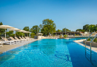 Piscina all'aperto con lettini e ombrelloni presso Aminess Planet Camping Maravea Resort in Istria, Croazia.