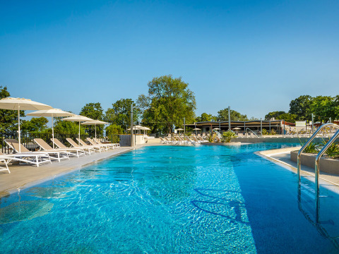 Außenpool mit Liegestühlen und Sonnenschirmen im Aminess Planet Camping Maravea Resort in Istrien, Kroatien.