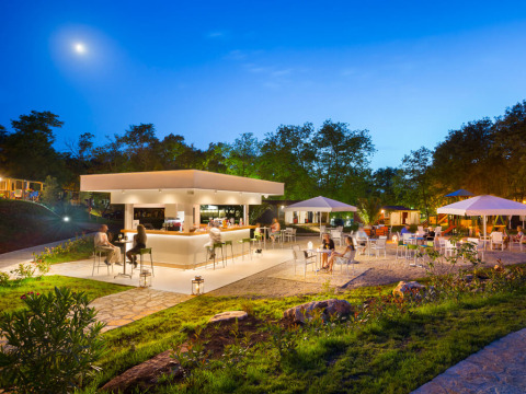 Bar all'aperto al Maravea Premium Holiday Home, Aminess Planet Camping Maravea Resort, Croazia, al tramonto.