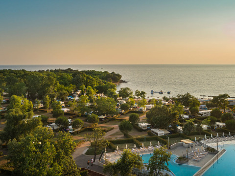 Blick auf Aminess Maravea Camping Resort in Istrien, Kroatien, mit Swimmingpool, Wohnwagen und Meerblick.