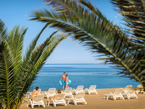 Vista rilassante mare e sdraio al Aminess Planet Camping Maravea Resort, Istria, Croazia.