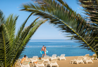 Blick auf das Meer und Liegestühle im Aminess Planet Camping Maravea Resort, Istrien, Kroatien.