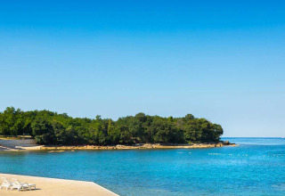 Vue sur la mer bleue et le littoral verdoyant au Aminess Planet Camping Maravea Resort en Istrie, Croatie.