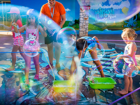 Des enfants font des bulles géantes à Miramí Family Village, Aminess Planet Camping Maravea Resort, Croatie.