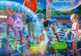 Bambini giocano con bolle giganti a Miramí Family Village, Aminess Planet Camping Maravea Resort, Croazia.