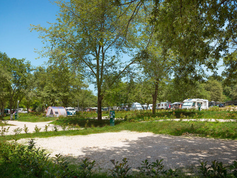 Vue du parc de vacances Aminess Planet Camping Maravea Resort en Istrie, Croatie, avec tentes et caravanes.