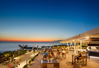 Buiten eetruimte bij zonsondergang met uitzicht op zee in Aminess Planet Camping Maravea Resort, Istrië, Kroatië.