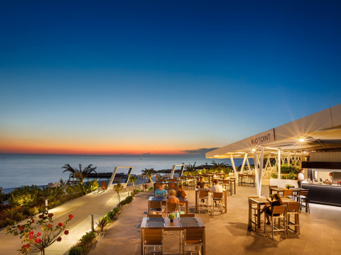 Zona pranzo all'aperto al tramonto con vista mare presso Aminess Planet Camping Maravea Resort, Istria, Croazia.