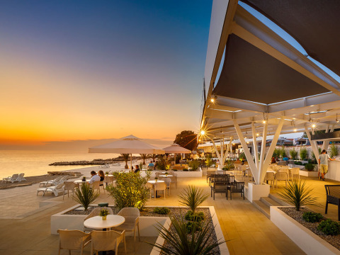 Sonnenuntergang am Strandrestaurant im Aminess Planet Camping Maravea Resort, Istrien, Kroatien.