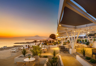 Cena all’aperto al tramonto all’Aminess Planet Camping Maravea Resort, Istria, Croazia.