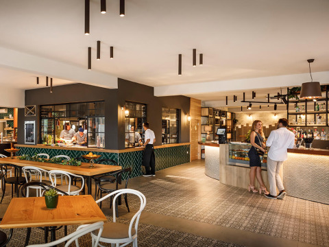 Ristorante e bar moderno all'Aminess Planet Camping Maravea Resort con ospiti e personale in Istria, Croazia.