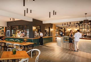 Ristorante e bar moderno all'Aminess Planet Camping Maravea Resort con ospiti e personale in Istria, Croazia.