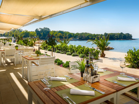 Buitenrestaurant met zeezicht aan Aminess Planet Camping Maravea Resort, Istrië, Kroatië.