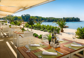 Buitenrestaurant met zeezicht aan Aminess Planet Camping Maravea Resort, Istrië, Kroatië.
