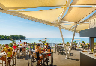 Buitenterras met zeezicht bij Aminess Planet Camping Maravea Resort, Istrië, Kroatië.