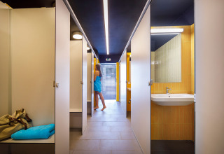 Spogliatoio moderno con armadietti e pareti bianche all'Aminess Planet Camping Maravea Resort in Istria, Croazia.
