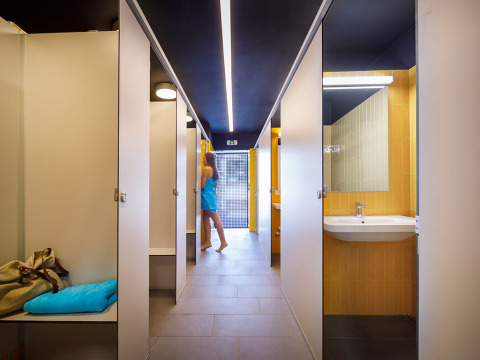 Spogliatoio moderno con armadietti e pareti bianche all'Aminess Planet Camping Maravea Resort in Istria, Croazia.