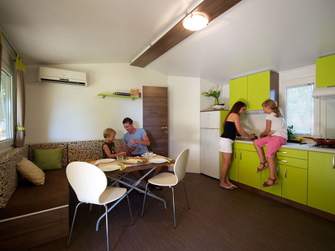 Gezin geniet samen in de moderne, lichte keuken van Maravea Premium Holiday Home, Kroatië.