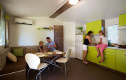 Famiglia trascorre del tempo insieme in una cucina luminosa e moderna al Maravea Premium Holiday Home, Croazia.