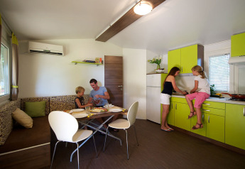 Famiglia trascorre del tempo insieme in una cucina luminosa e moderna al Maravea Premium Holiday Home, Croazia.