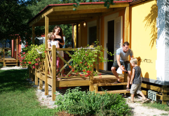 Una famiglia si gode il tempo all'aperto al Maravea Premium Holiday Home presso Aminess Planet Camping Maravea Resort, Croazia.