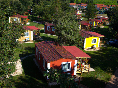 Kleurige huisjes tussen bomen bij Maravea Premium Holiday Home, Aminess Planet Camping Maravea Resort, Kroatië.