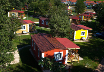 Case vacanza colorate tra gli alberi a Maravea Premium Holiday Home, Aminess Planet Camping Maravea Resort, Croazia.